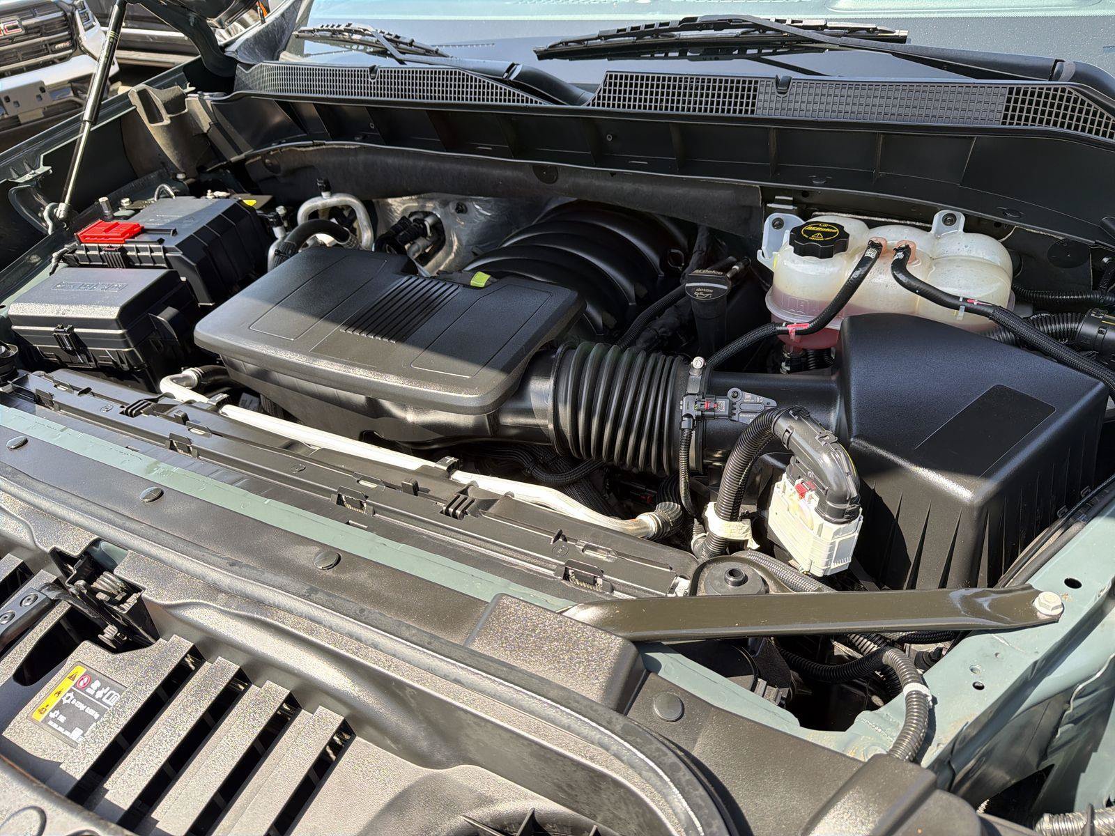 Used 2025 Chevrolet Silverado 1500 LT AWD/4WD image 29