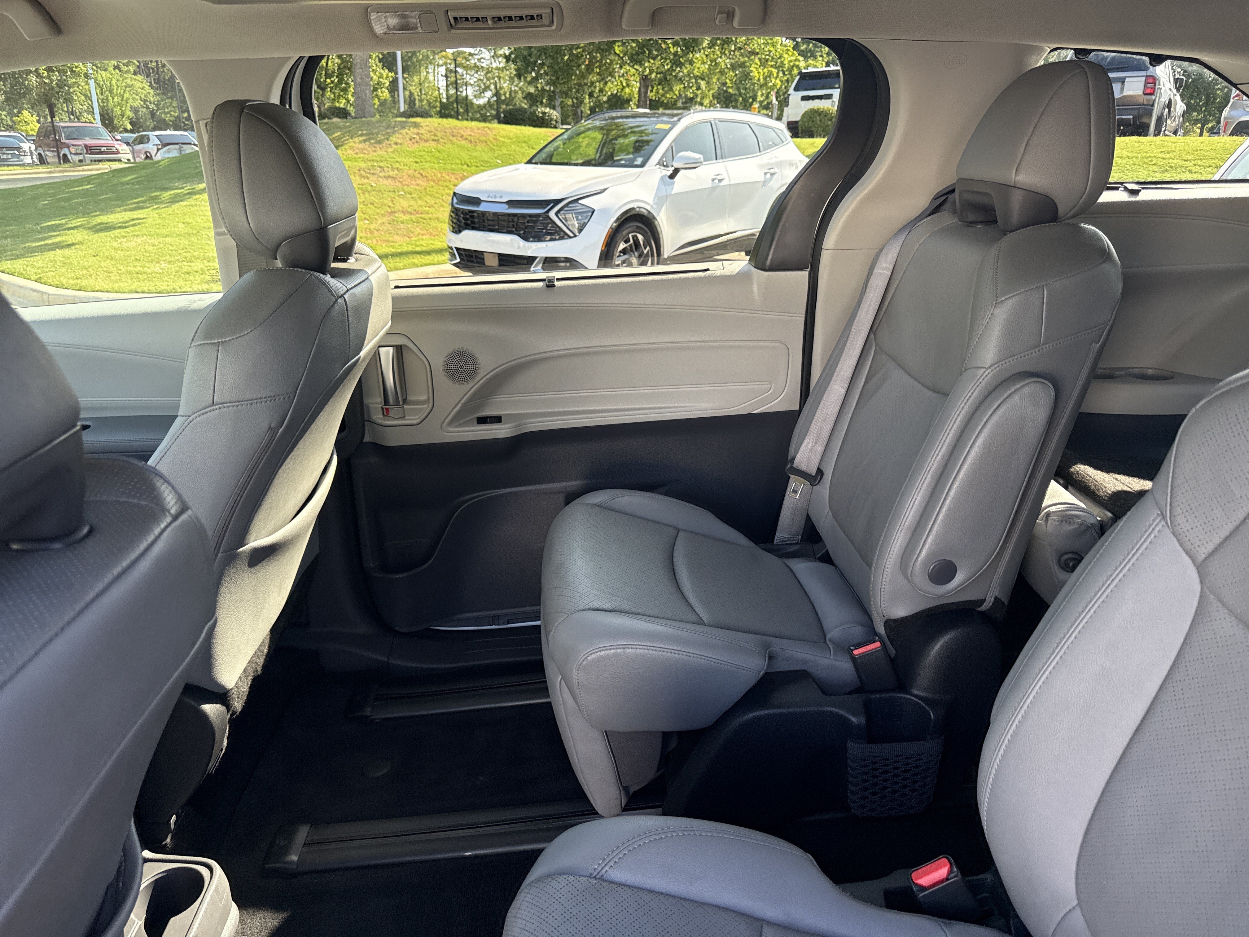 Used 2023 Toyota Sienna Limited FWD image 32