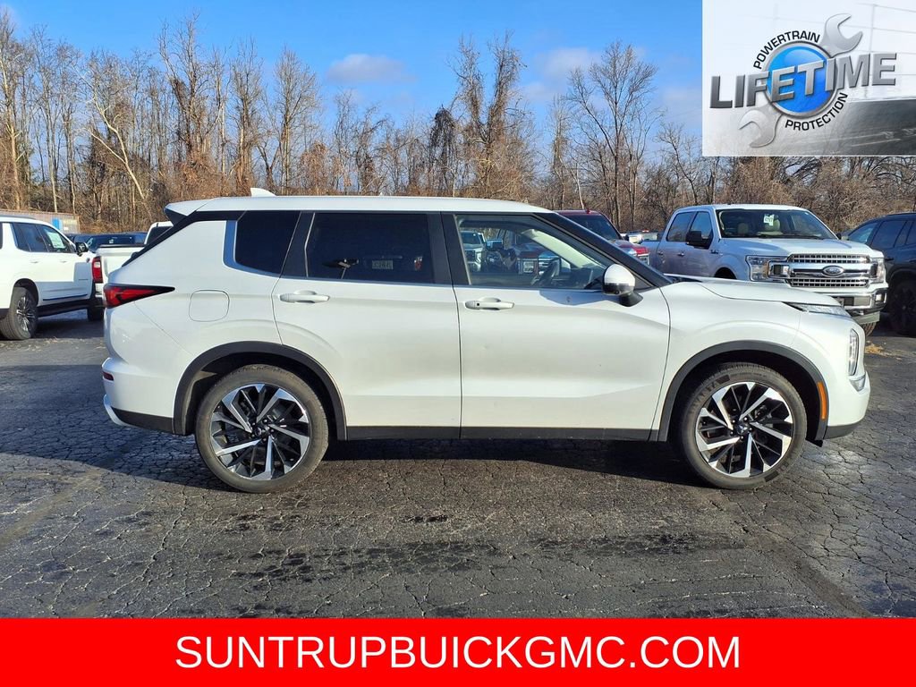 Used 2024 Mitsubishi Outlander SE image 2