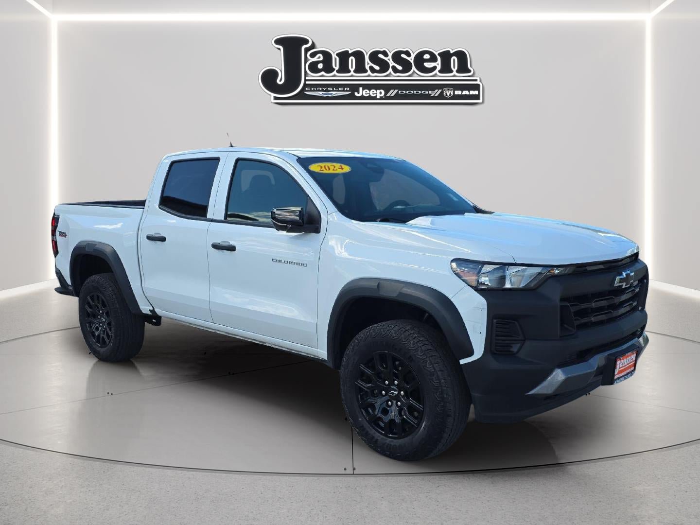 Used 2024 Chevrolet Colorado Trail Boss w/ Technology Package AWD/4WD image 7