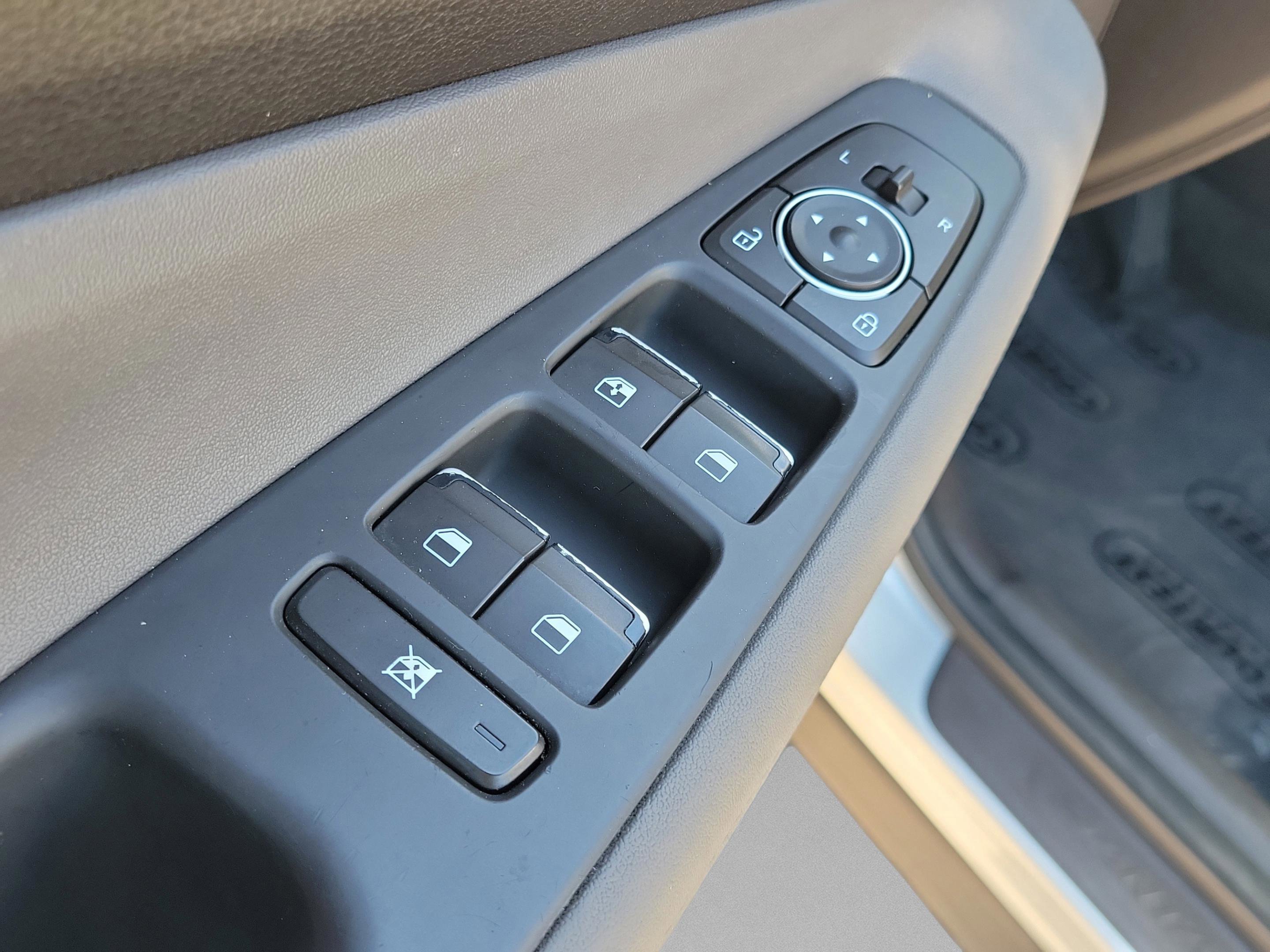 Used 2020 Hyundai Santa Fe SE image 18