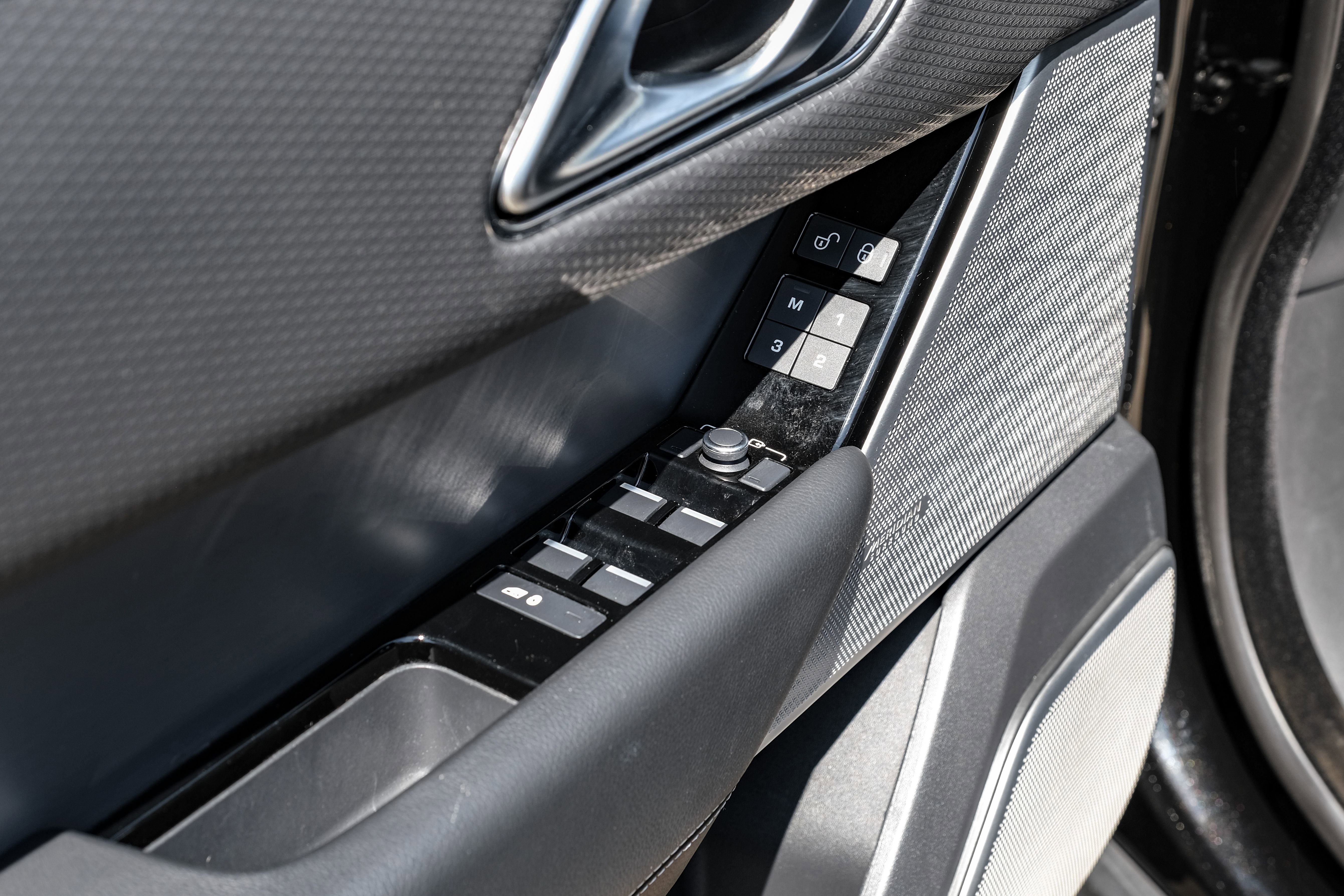 Used 2020 Land Rover Range Rover Velar R-Dynamic S AWD/4WD image 40