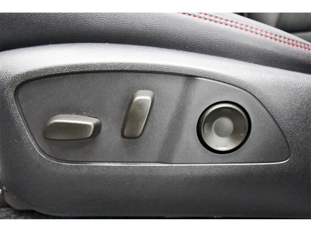 Used 2025 Chevrolet Traverse RS image 27