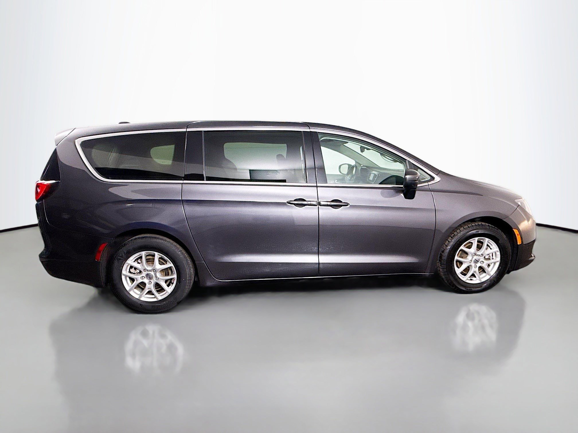 Used 2023 Chrysler Voyager LX image 11