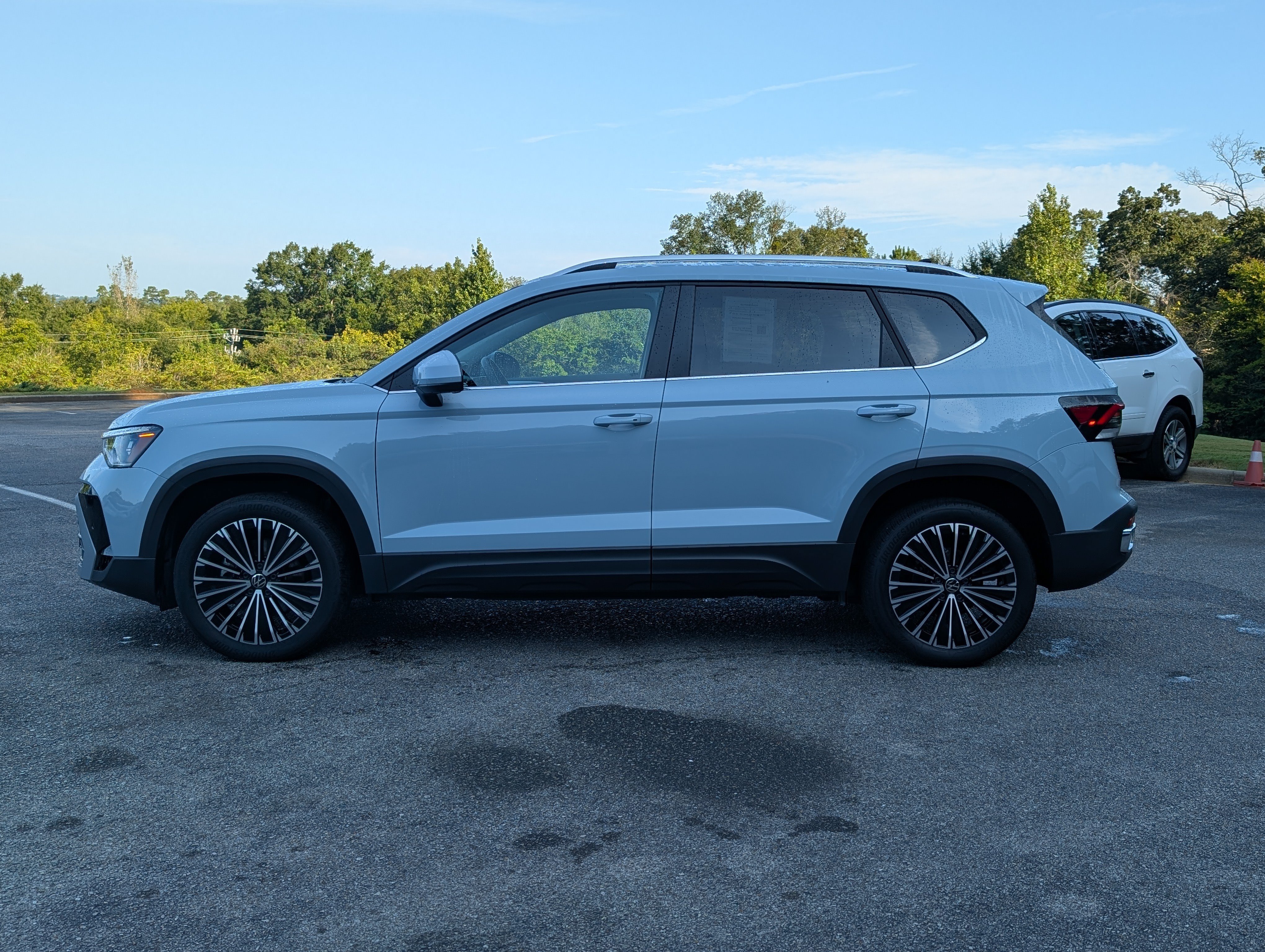 Used 2025 Volkswagen Taos SE FWD image 6
