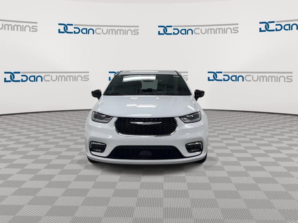 Used 2025 Chrysler Pacifica Select image 3