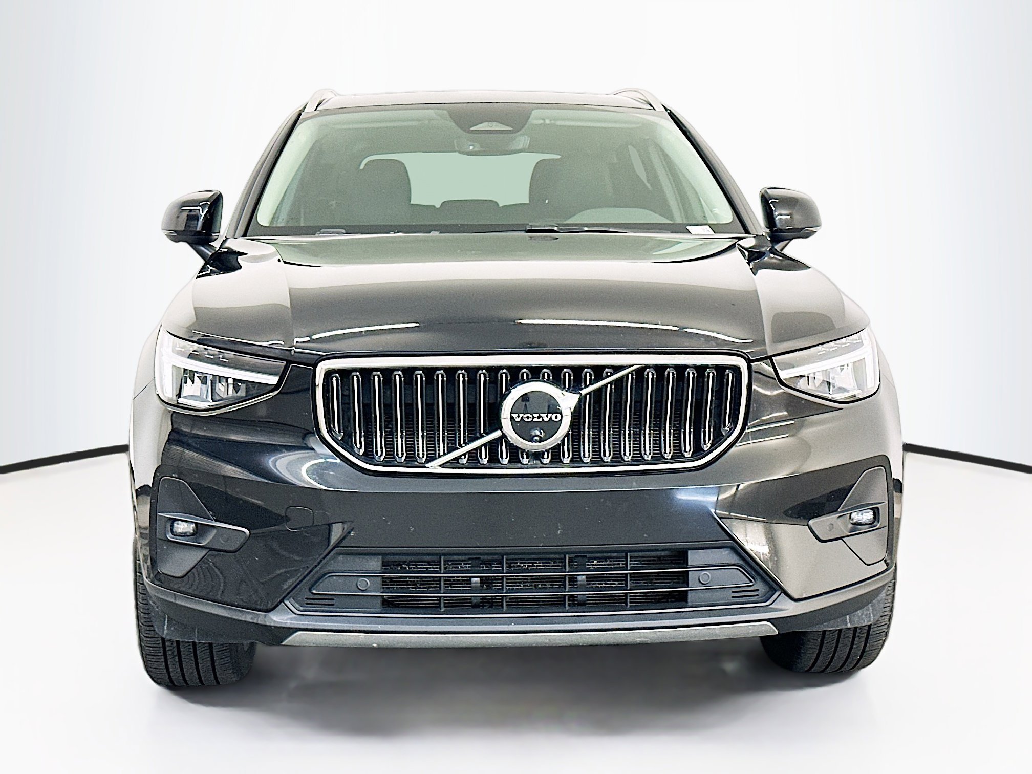 Used 2025 Volvo XC40 B5 Plus image 2