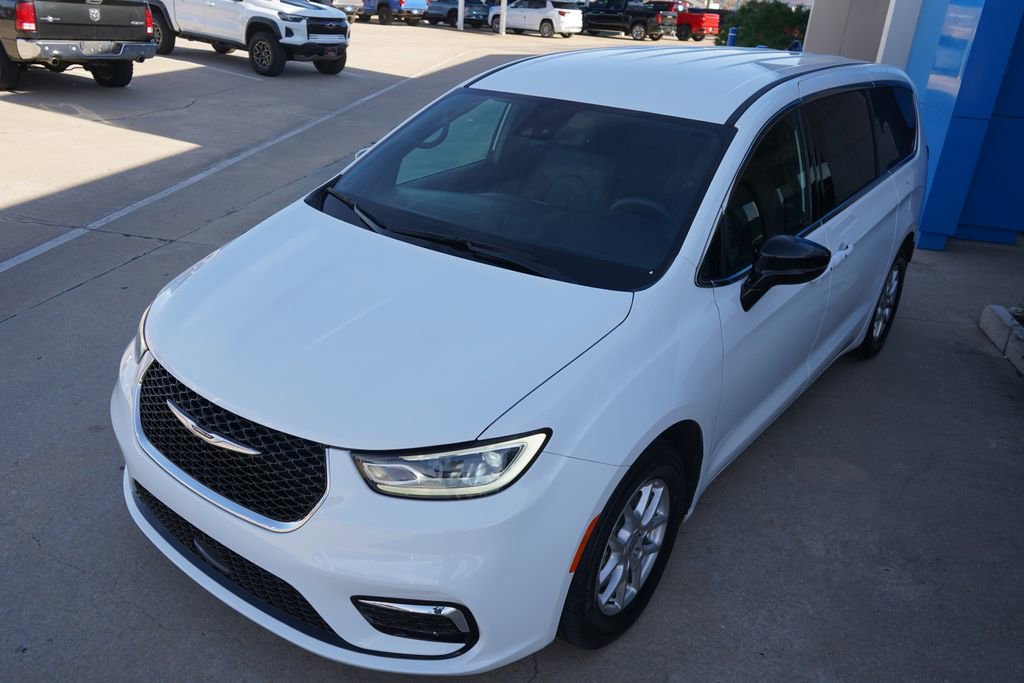 Used 2025 Chrysler Pacifica Select FWD image 12