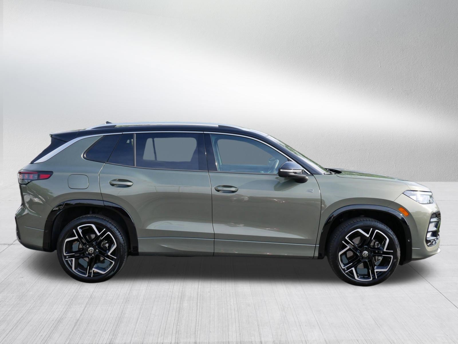 Certified 2025 Volkswagen Tiguan SEL R-Line AWD/4WD image 8