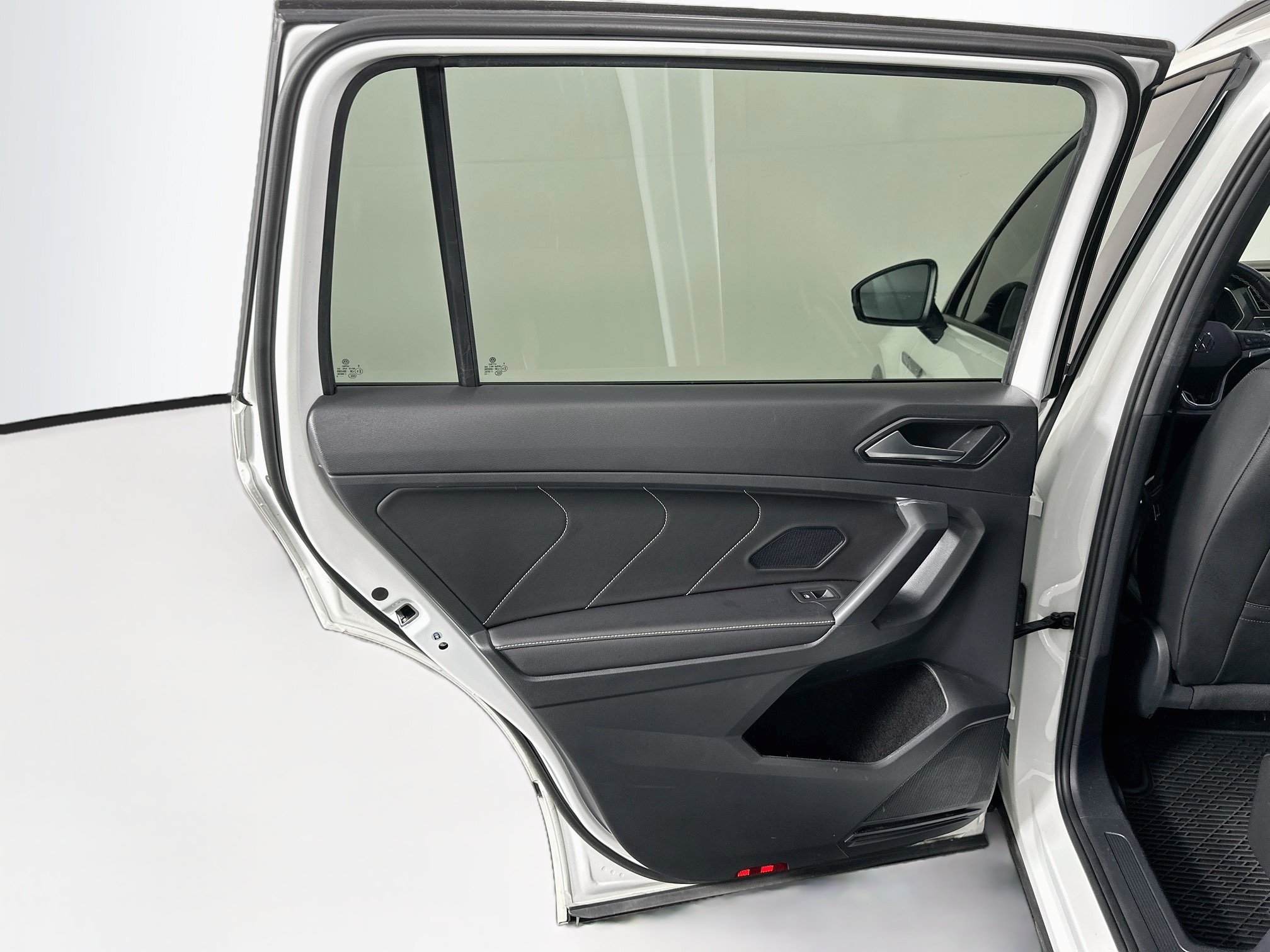 Used 2023 Volkswagen Tiguan SE R-Line FWD image 26