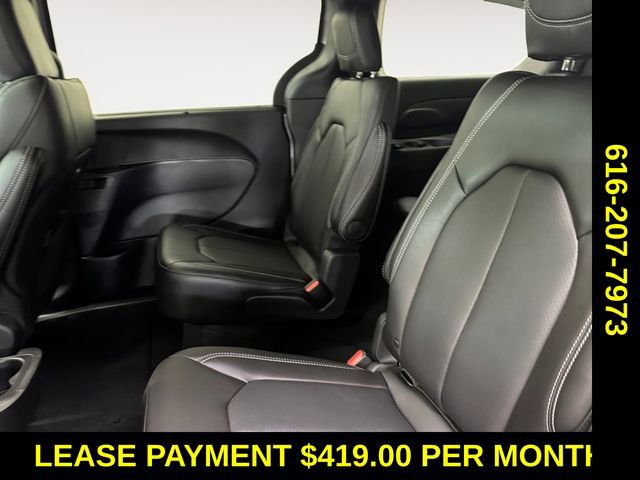Used 2026 Chrysler Pacifica Select FWD image 16