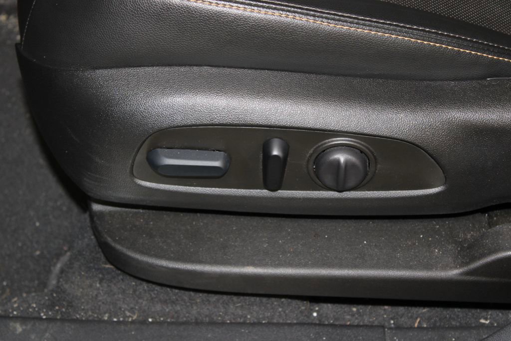 Used 2023 Chevrolet Equinox Premier FWD image 16