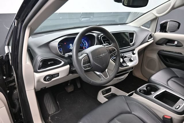 Used 2024 Chrysler Pacifica Limited FWD image 18