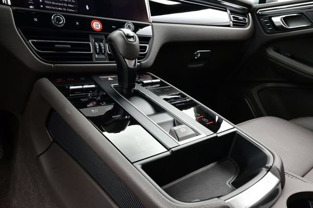 Certified 2025 Porsche Macan AWD/4WD image 11