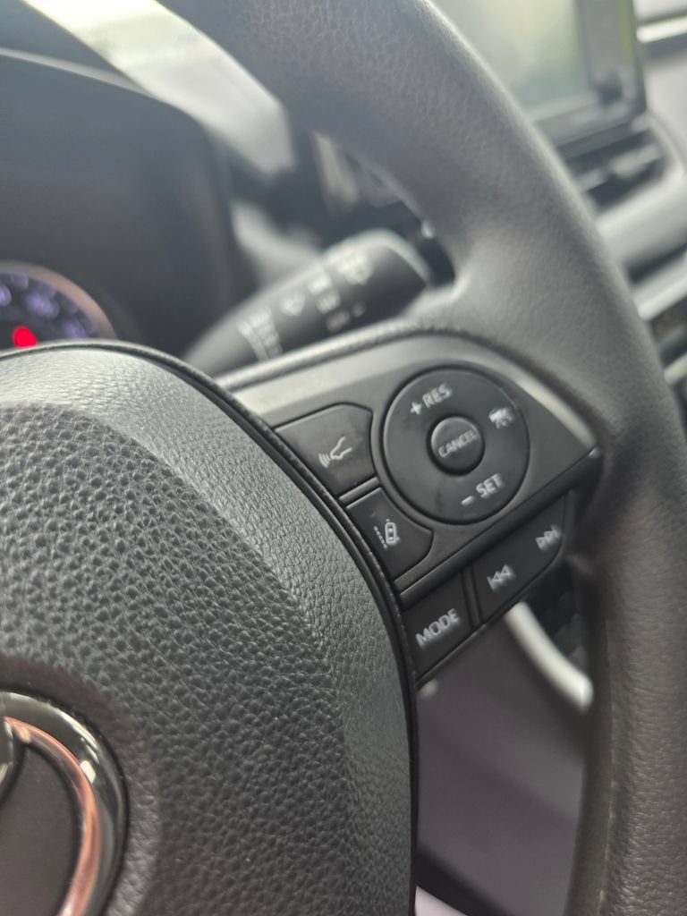 Used 2022 Toyota RAV4 LE AWD/4WD image 18