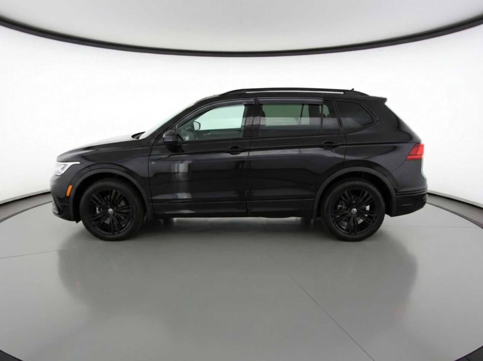 Used 2022 Volkswagen Tiguan SE R-Line image 3
