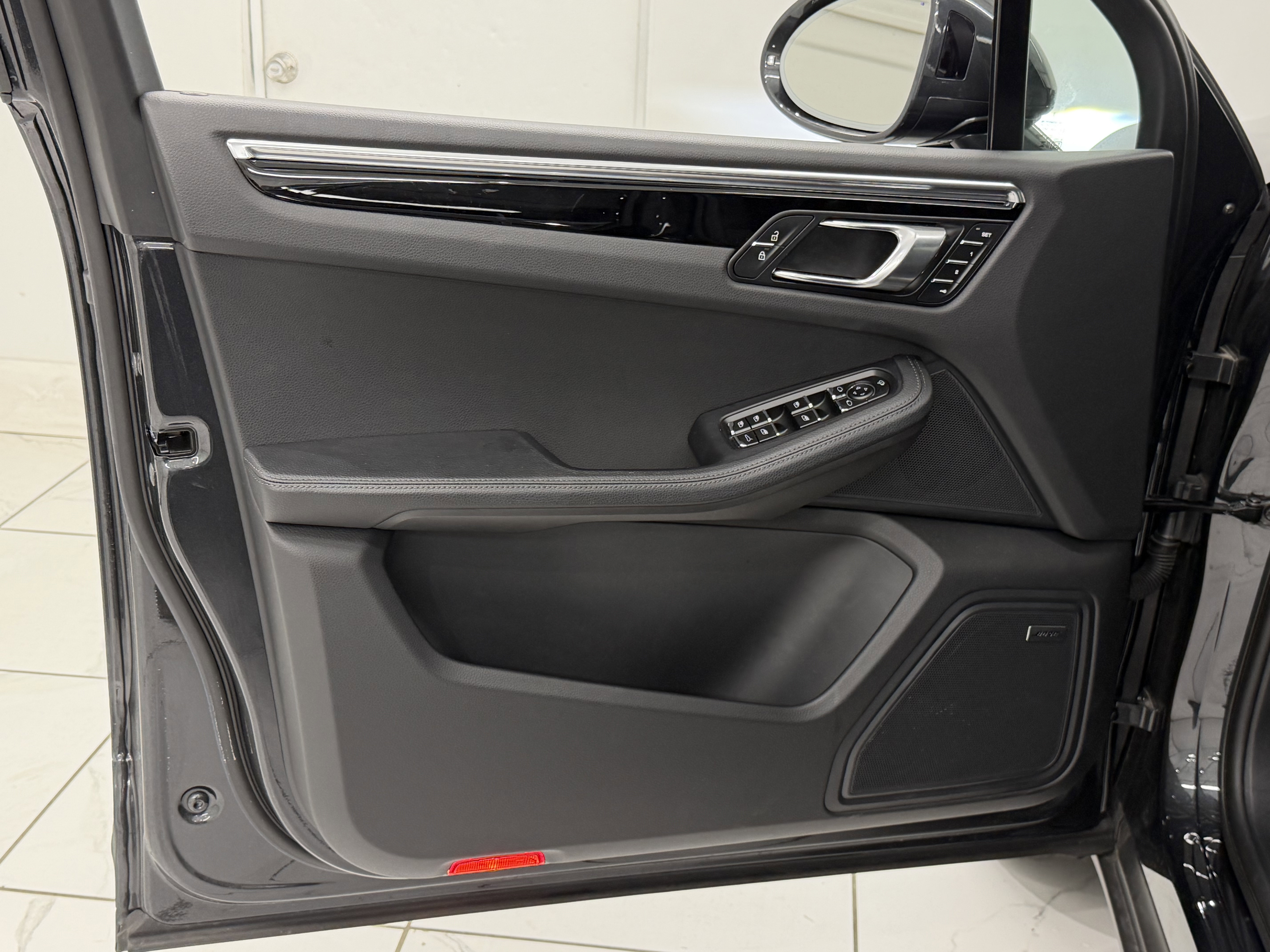 Certified 2025 Porsche Macan image 27