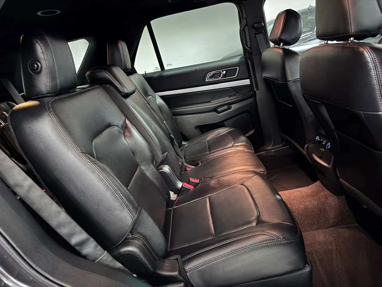 Used 2016 Ford Explorer XLT w/ Equipment Group 202A FWD image 18