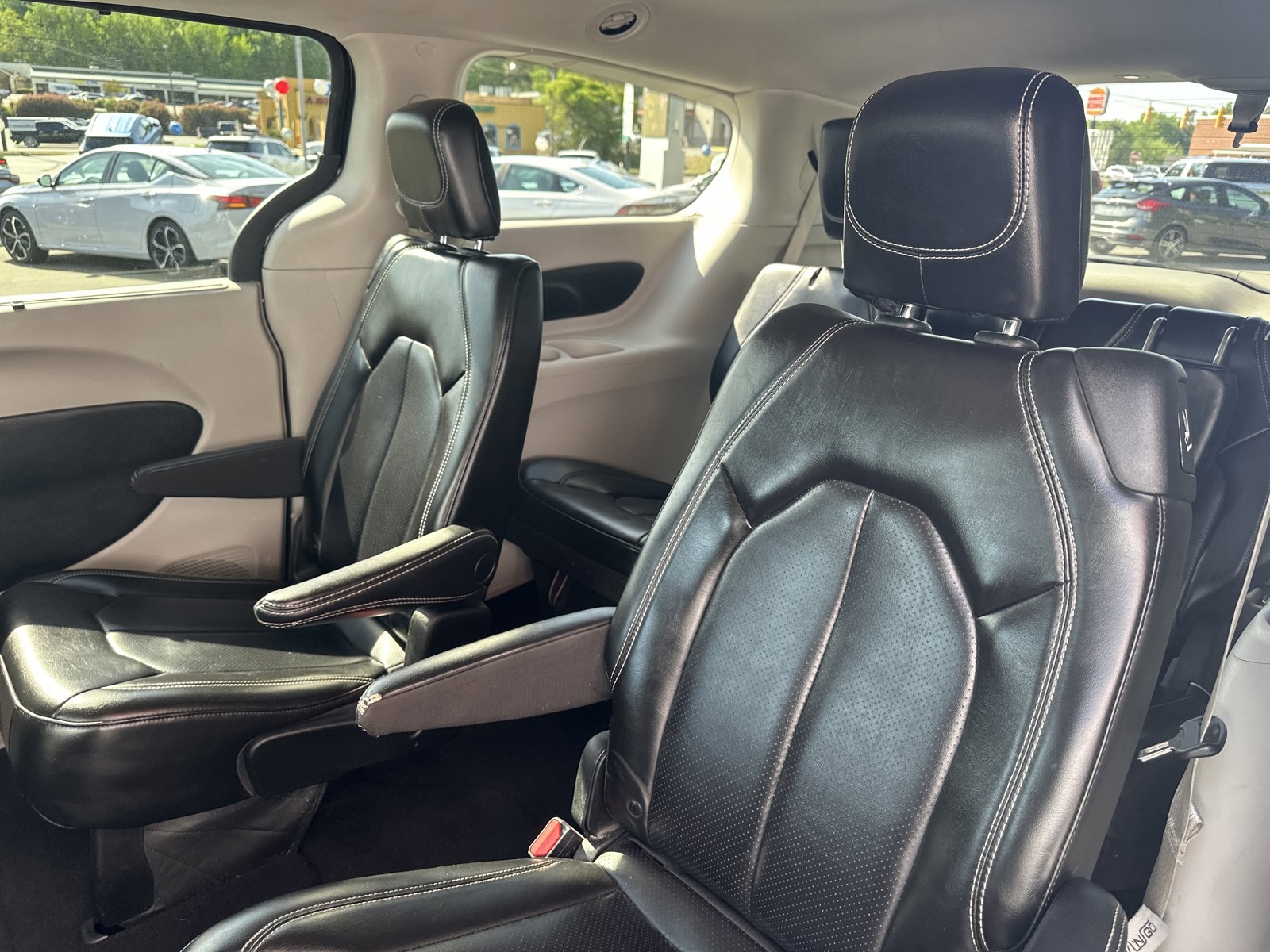 Used 2023 Chrysler Pacifica Touring-L FWD image 23