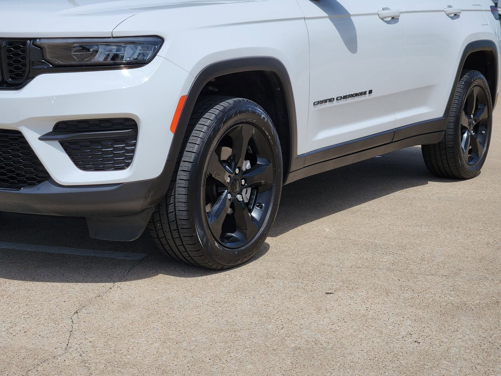 Used 2023 Jeep Grand Cherokee Altitude RWD image 12