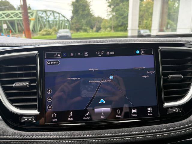 Certified 2025 Chrysler Pacifica Limited FWD image 25