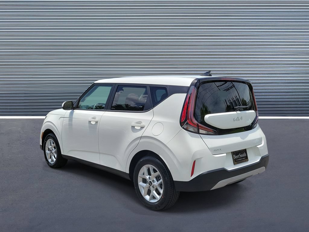 Used 2025 Kia Soul LX w/ LX Technology Package FWD image 4