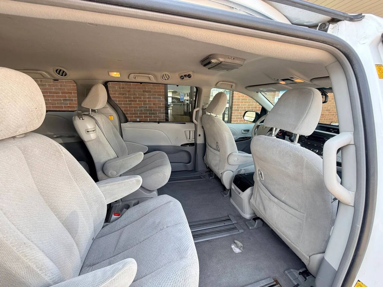Used 2011 Toyota Sienna LE w/ Towing Pkg FWD image 18