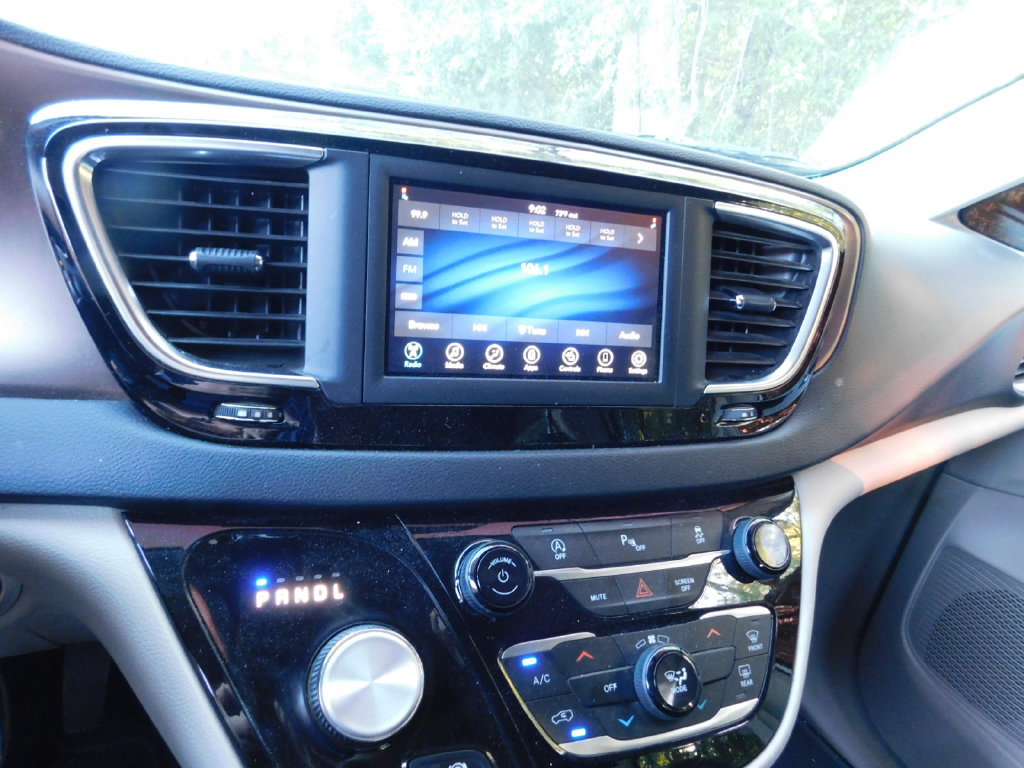 Used 2020 Chrysler Voyager LX w/ Cold Weather Group FWD image 5