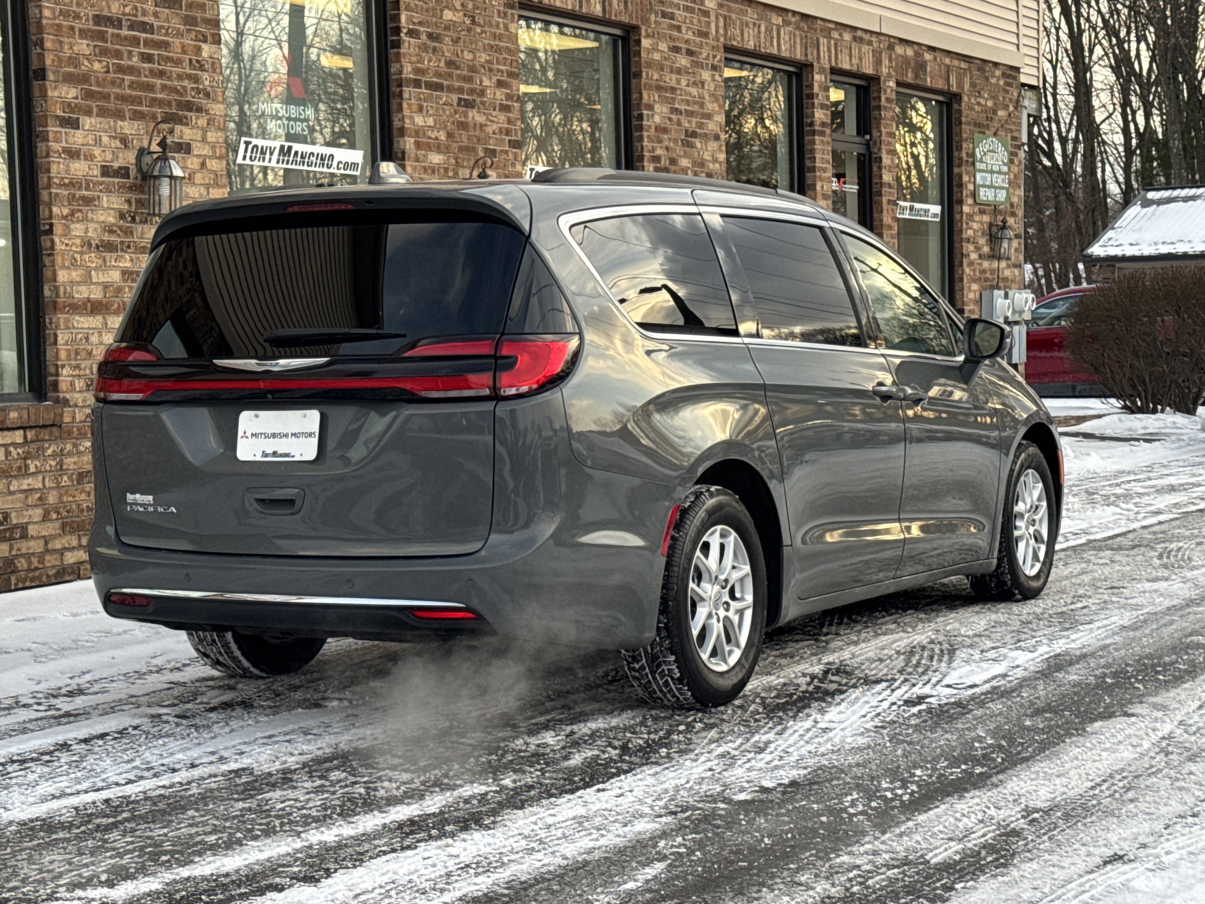 Used 2022 Chrysler Pacifica Touring-L image 5