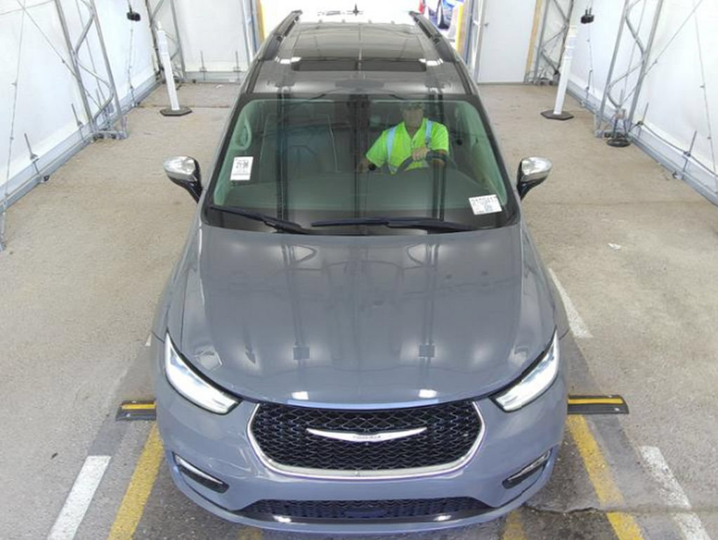 Used 2023 Chrysler Pacifica Limited FWD image 3