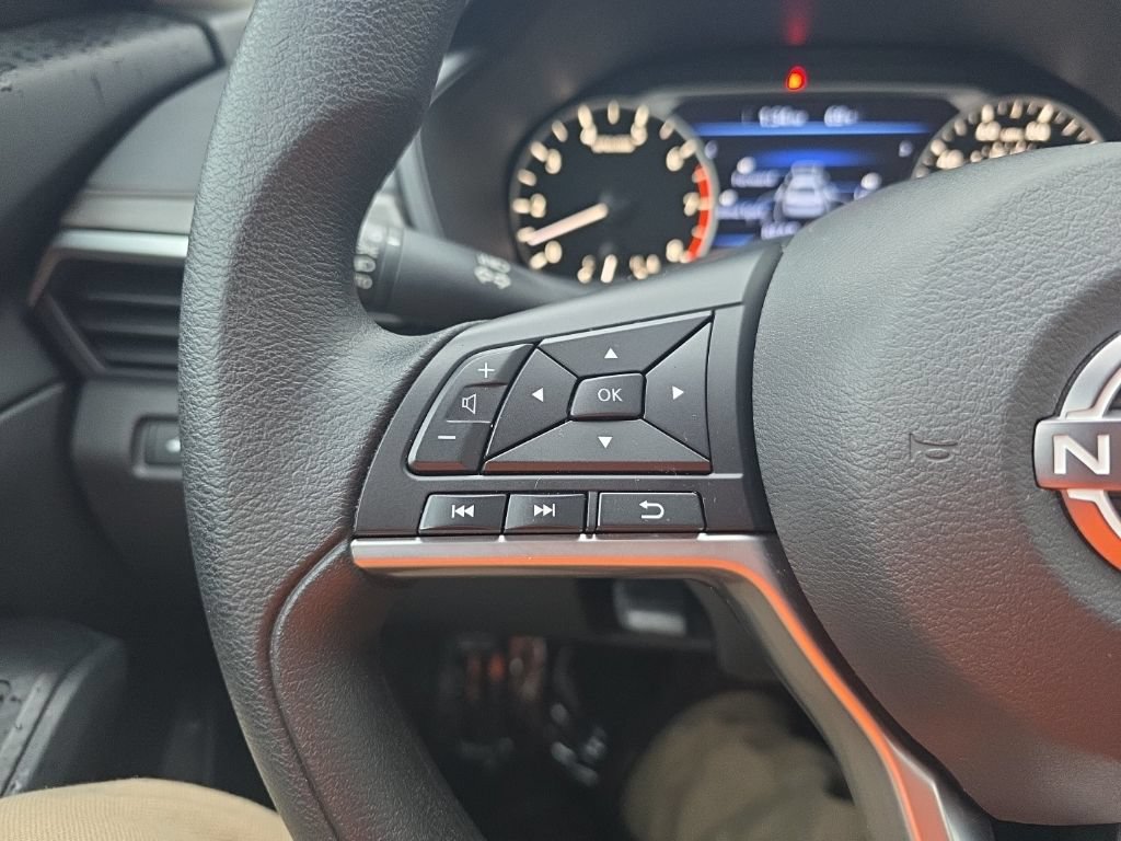 Used 2025 Nissan Altima 2.5 SV FWD image 13