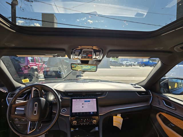Certified 2022 Jeep Grand Cherokee Summit w/ Advanced Protech Group IV AWD/4WD image 4