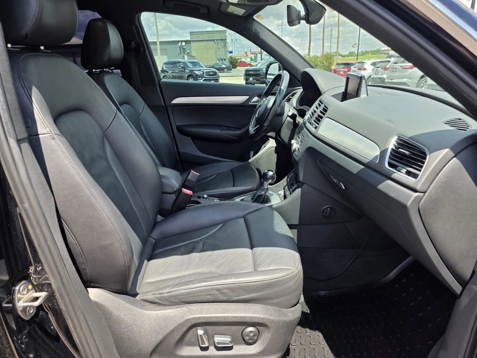 Used 2017 Audi Q3 2.0T Premium Plus w/ Premium Plus Package FWD image 17