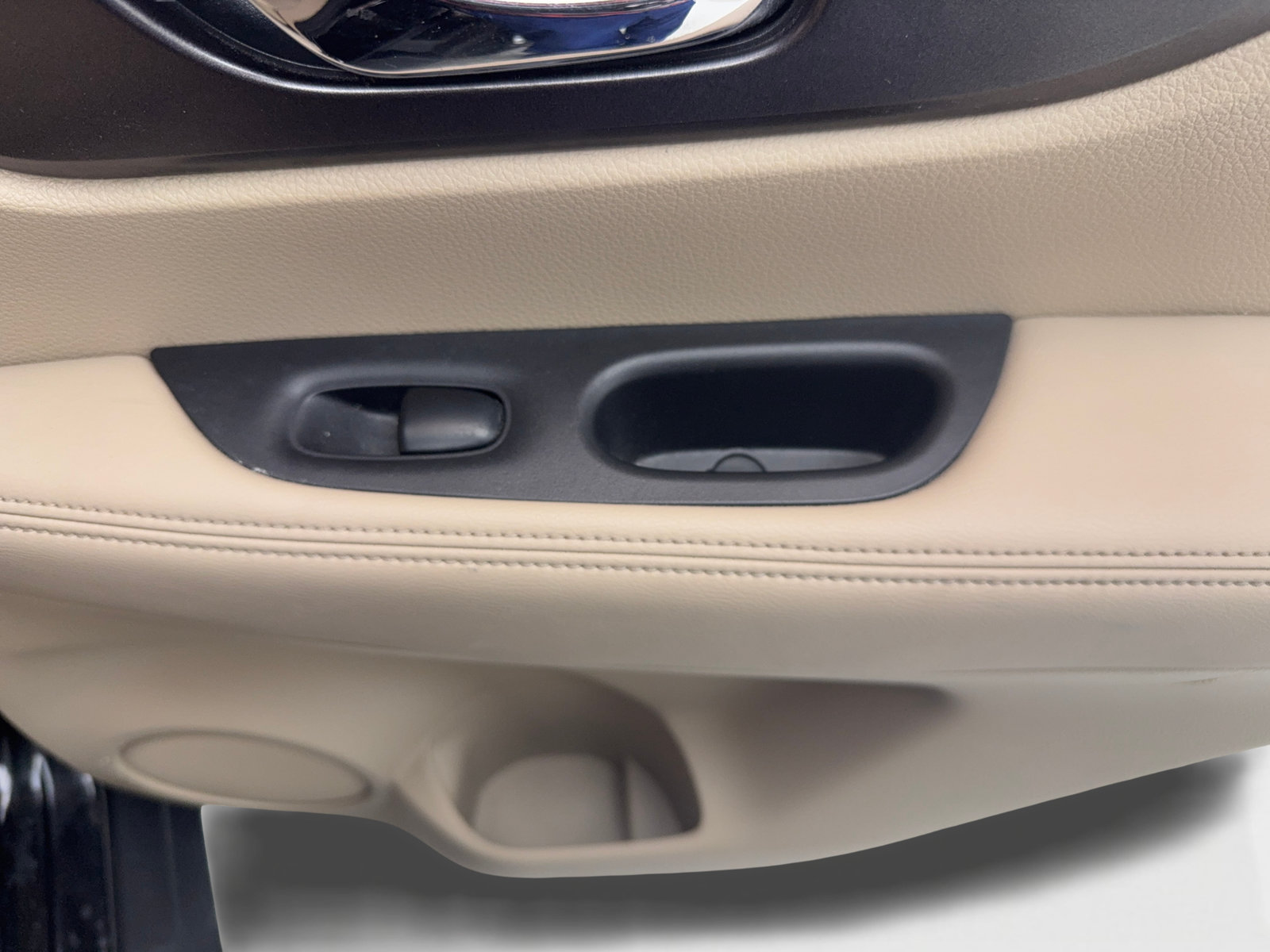 Used 2015 Nissan Rogue S FWD image 40