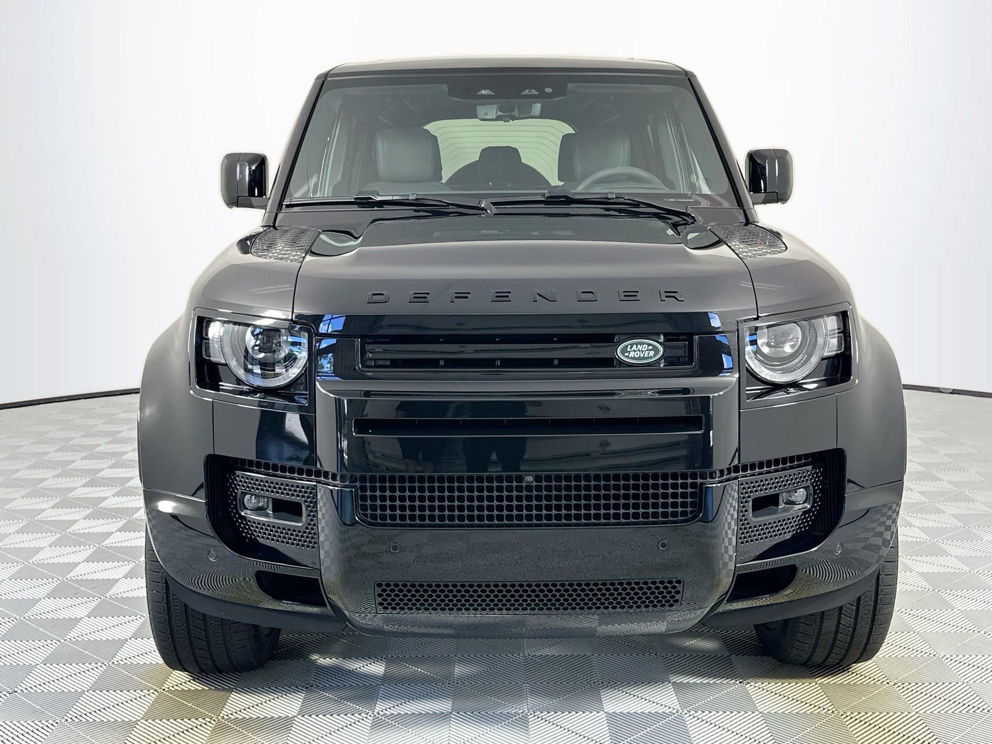 Used 2023 Land Rover Defender 110 V8 AWD/4WD image 2