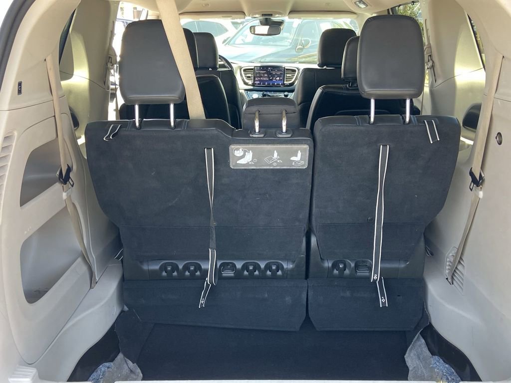 Used 2021 Chrysler Pacifica Touring-L FWD image 21