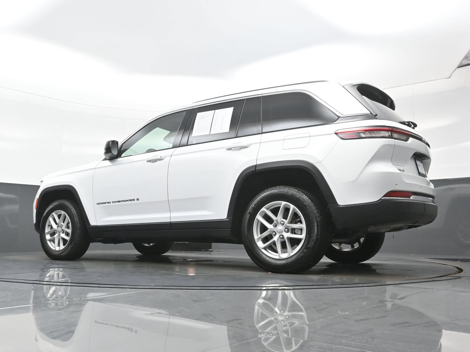 Used 2023 Jeep Grand Cherokee Laredo AWD/4WD image 27