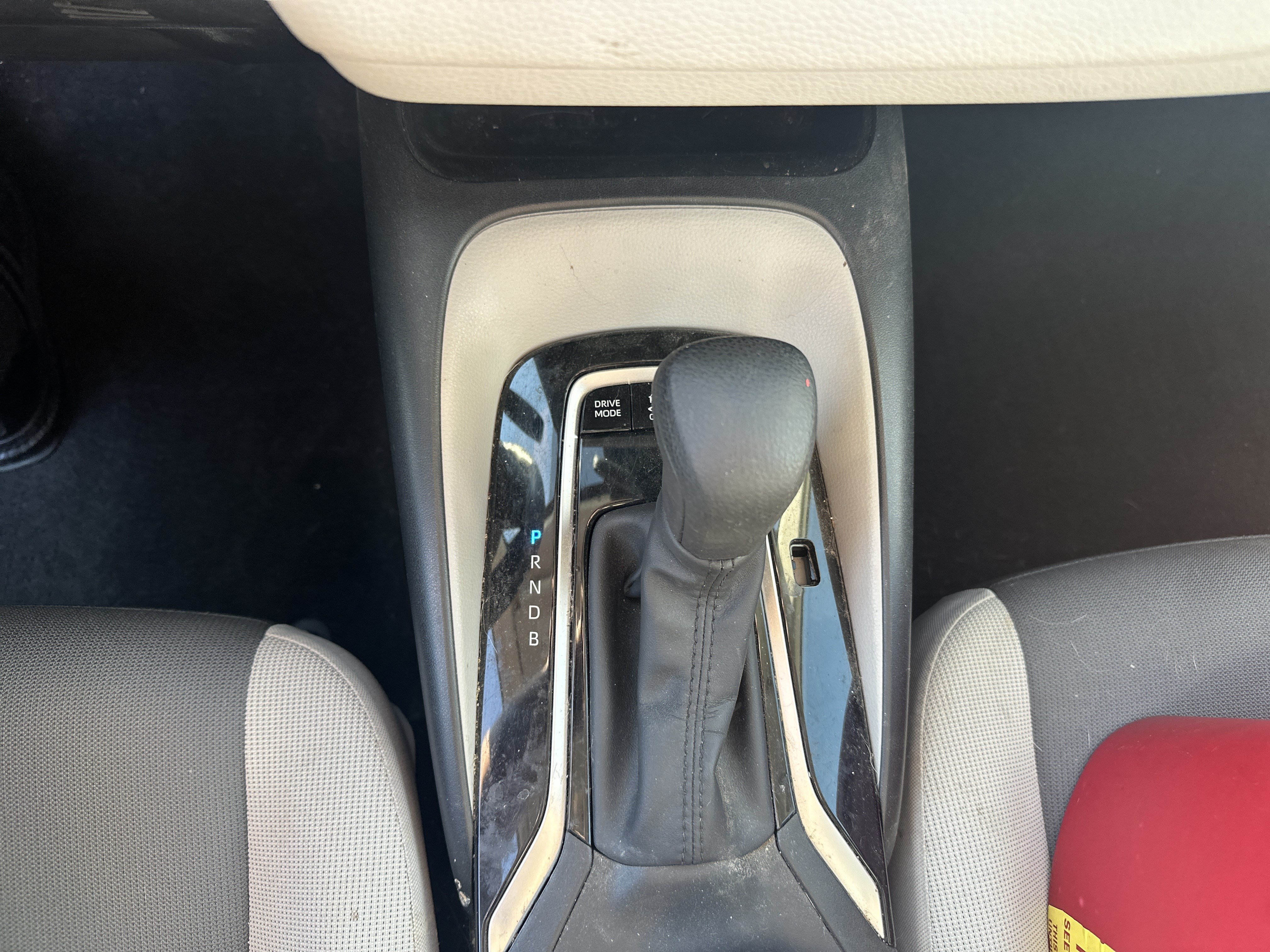 Used 2024 Toyota Corolla LE w/ LE Convenience Package FWD image 25