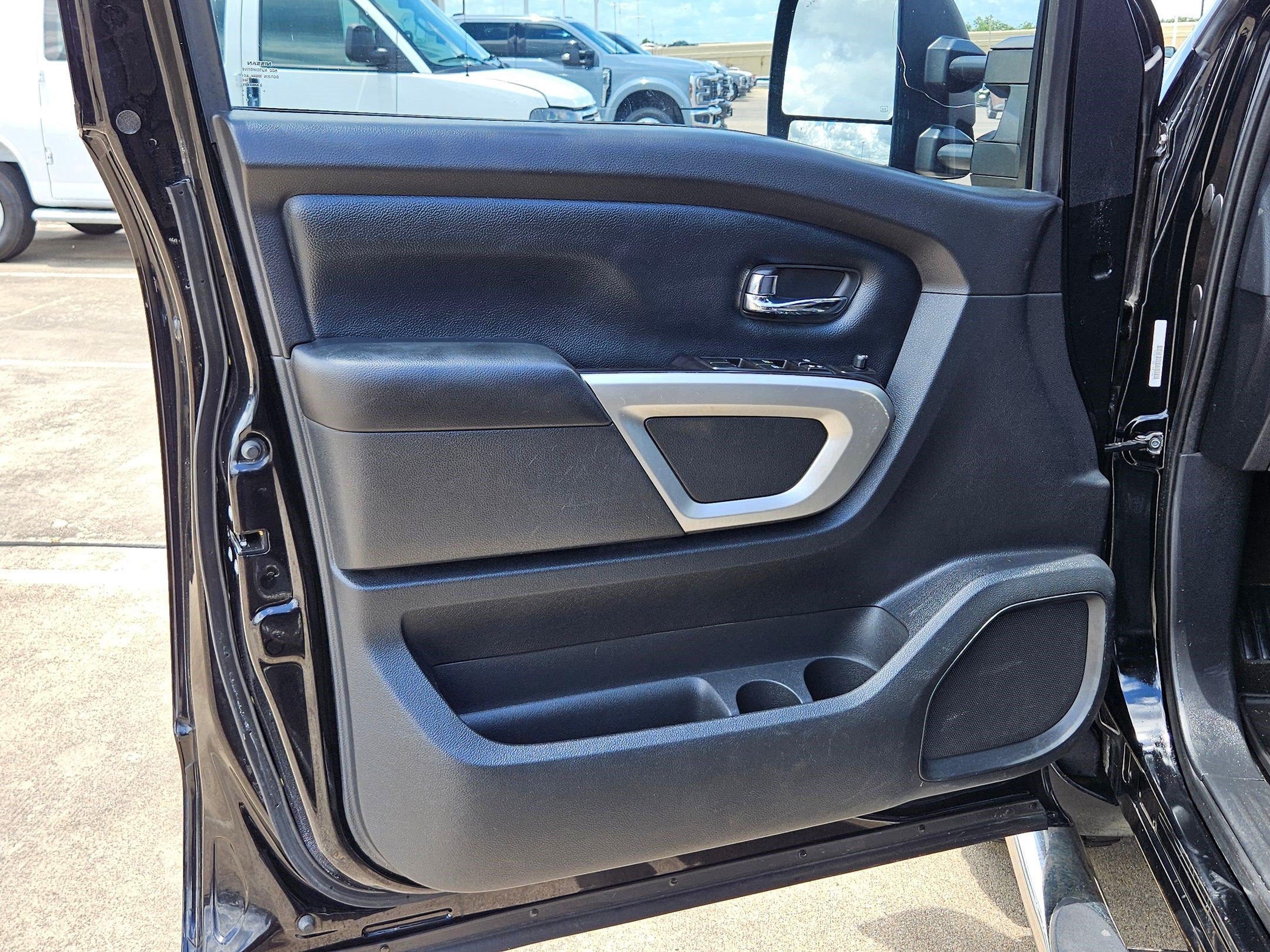 Used 2020 Nissan Titan SV w/ SV Convenience Package RWD image 12