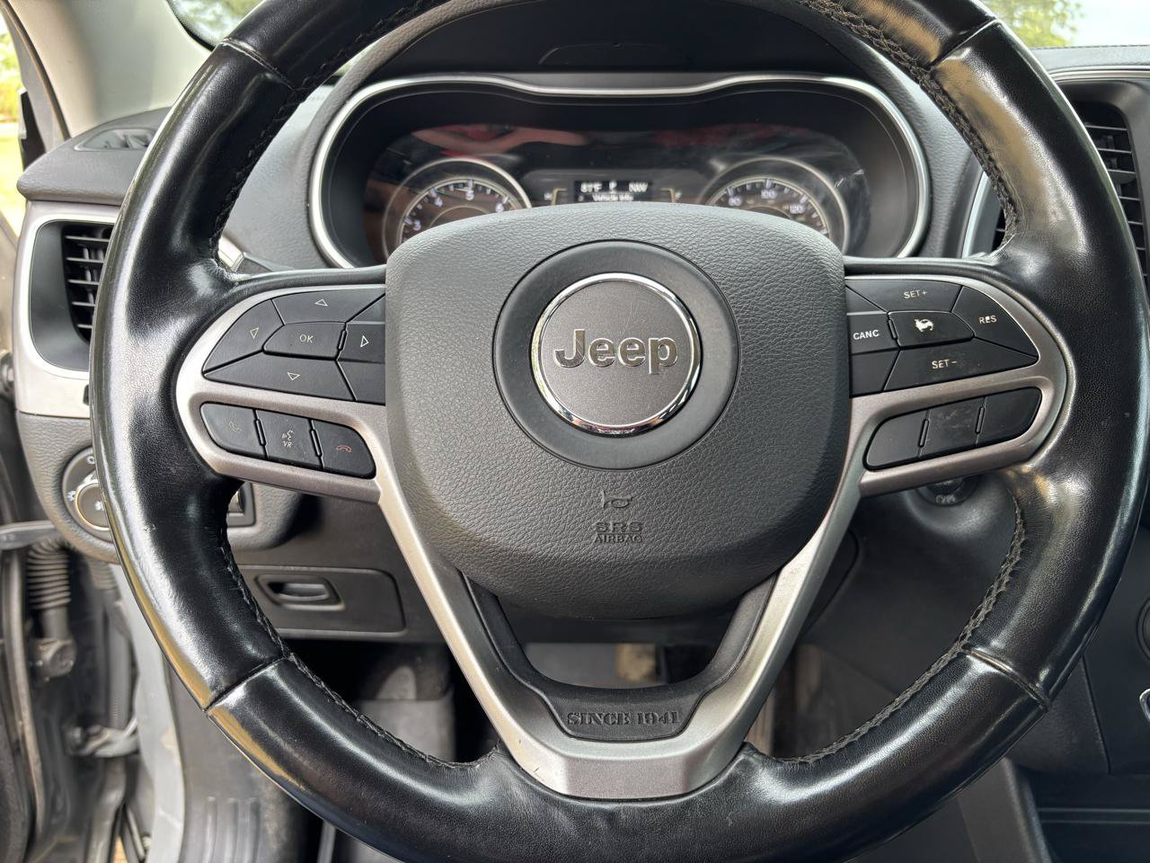 Used 2021 Jeep Cherokee Latitude Plus w/ Mopar Interior Package AWD/4WD image 14