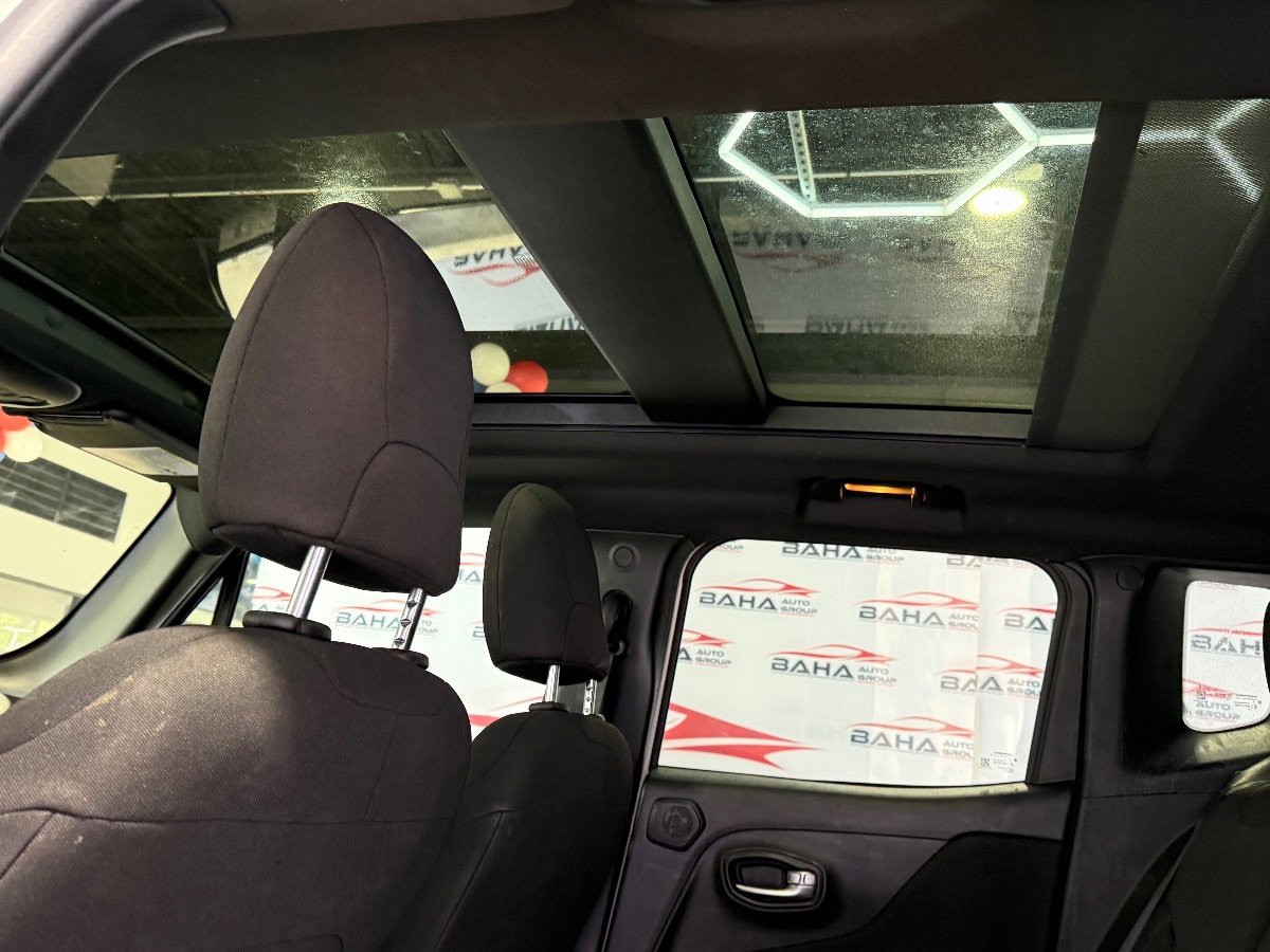 Used 2021 Jeep Renegade Latitude w/ Sun & Sound Group FWD image 30