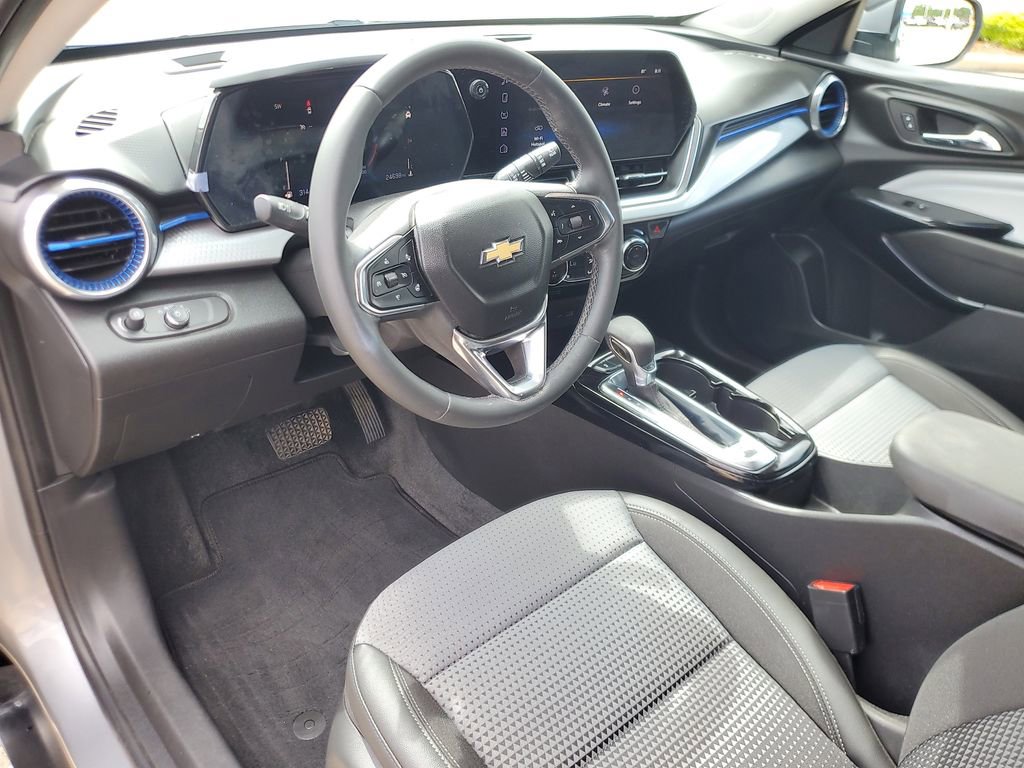 Used 2025 Chevrolet Trax LT w/ Driver Confidence Package image 15