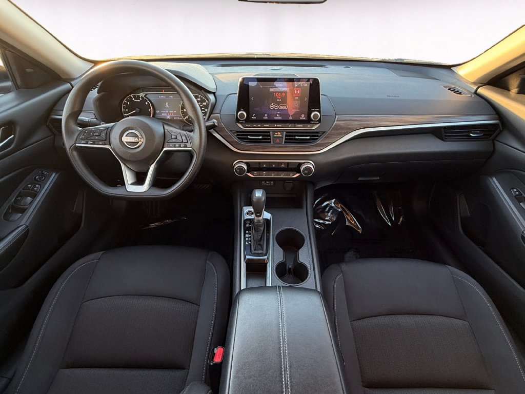 Used 2025 Nissan Altima 2.5 SV FWD image 10