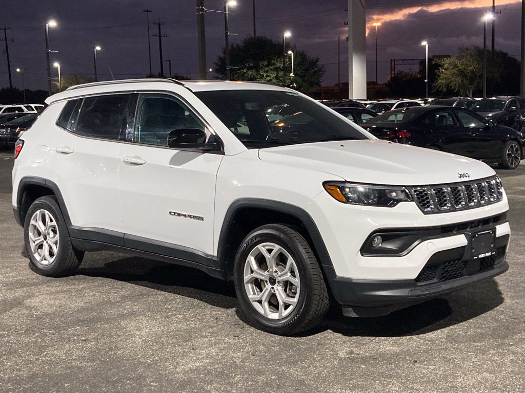 Used 2025 Jeep Compass Latitude w/ Sun & Sound Group AWD/4WD image 3