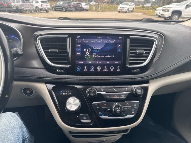 Used 2018 Chrysler Pacifica Limited image 19