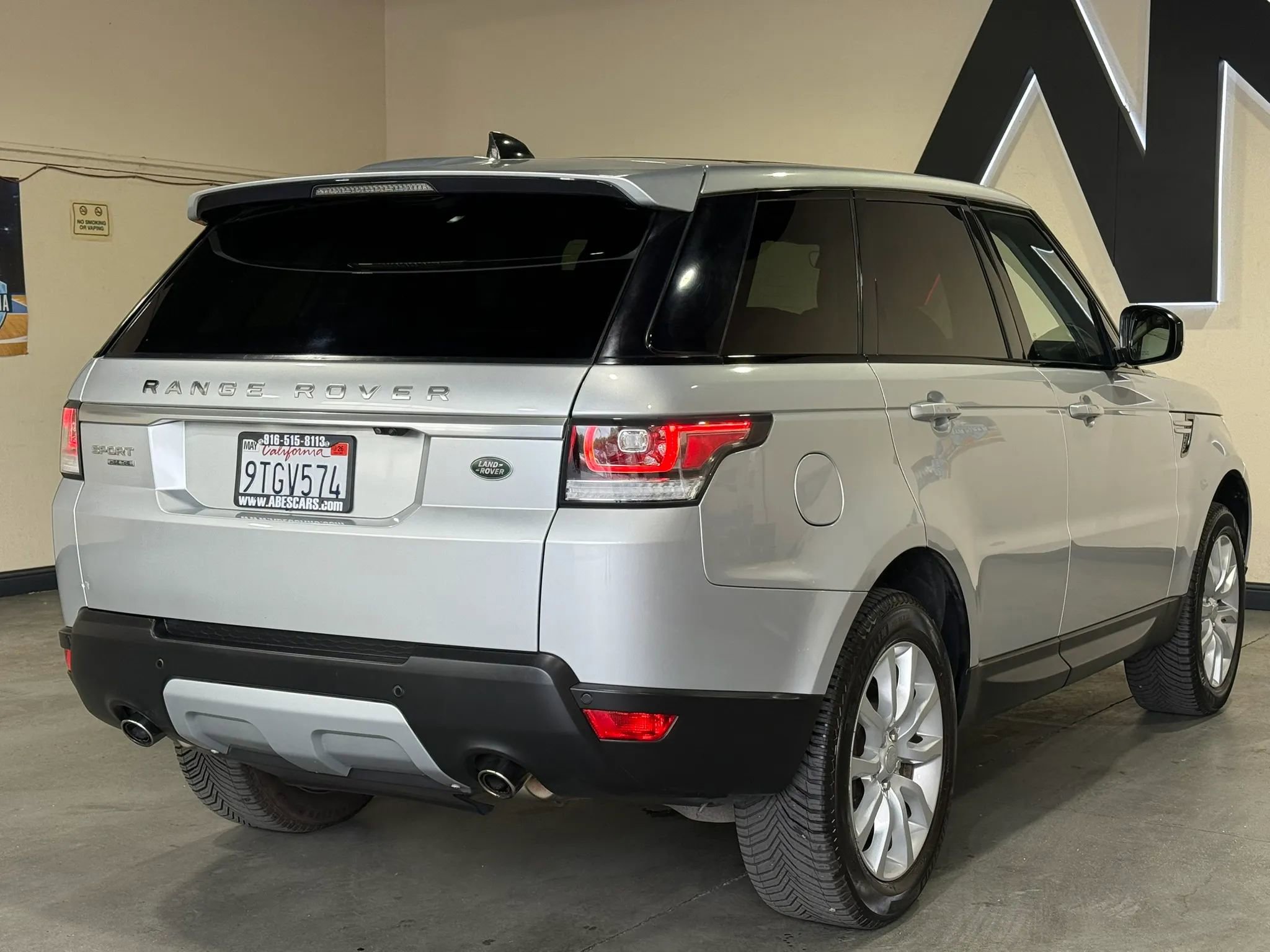 Used 2017 Land Rover Range Rover Sport HSE AWD/4WD image 4