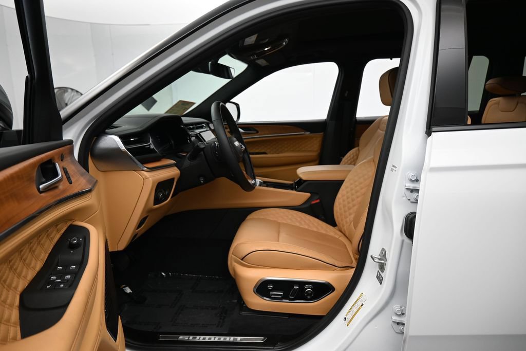 Used 2024 Jeep Grand Wagoneer L Series III w/ Quick Order Packagew 28T AWD/4WD image 11