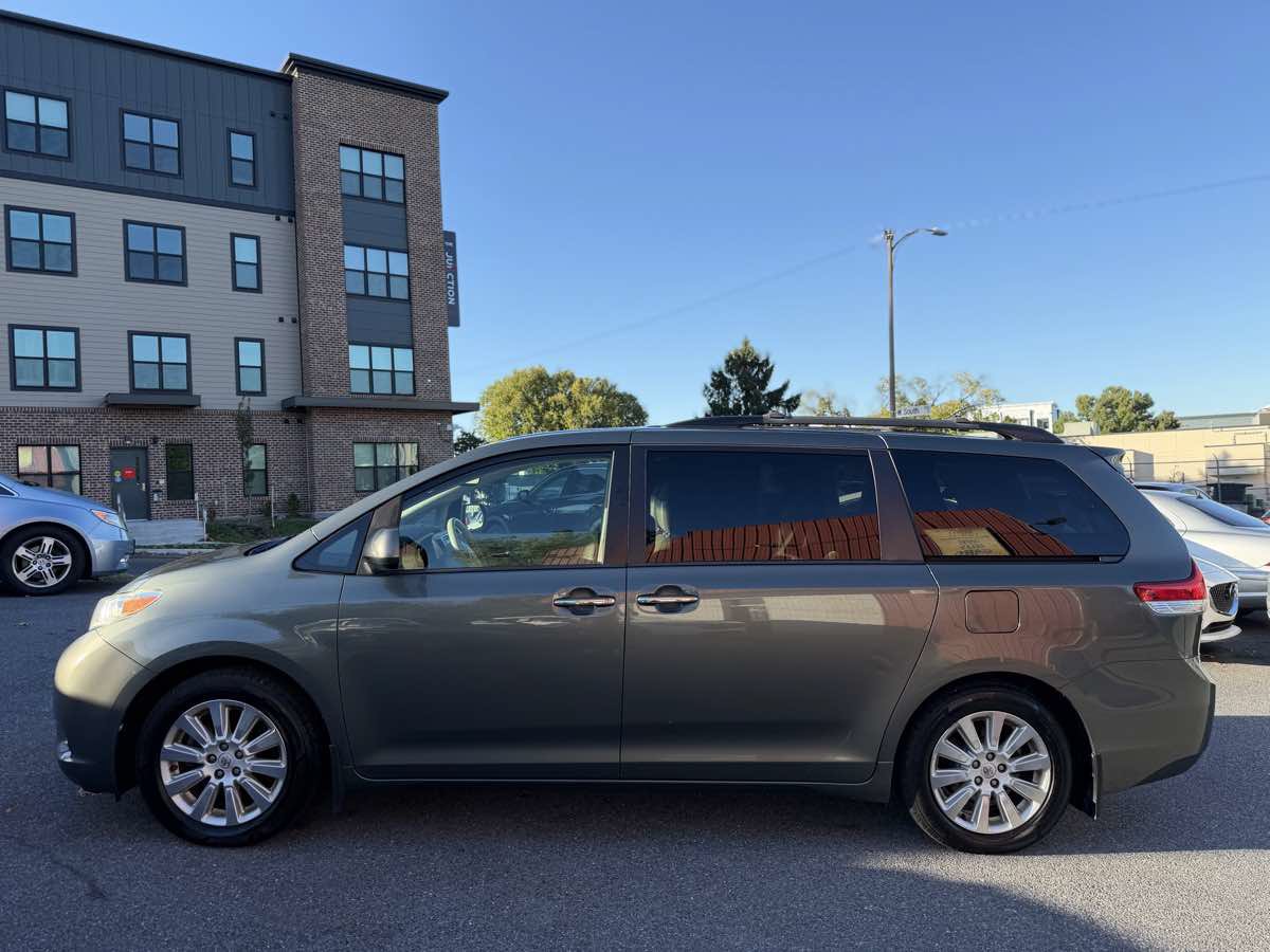Used 2014 Toyota Sienna XLE w/ Entertainment Package AWD/4WD image 4
