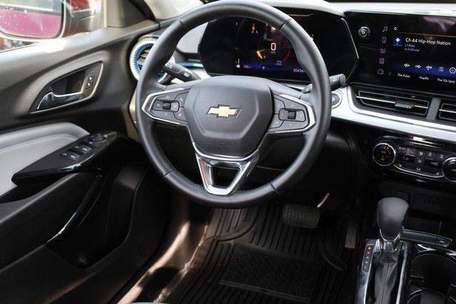 Used 2025 Chevrolet Trax LT w/ LT Convenience Package FWD image 22