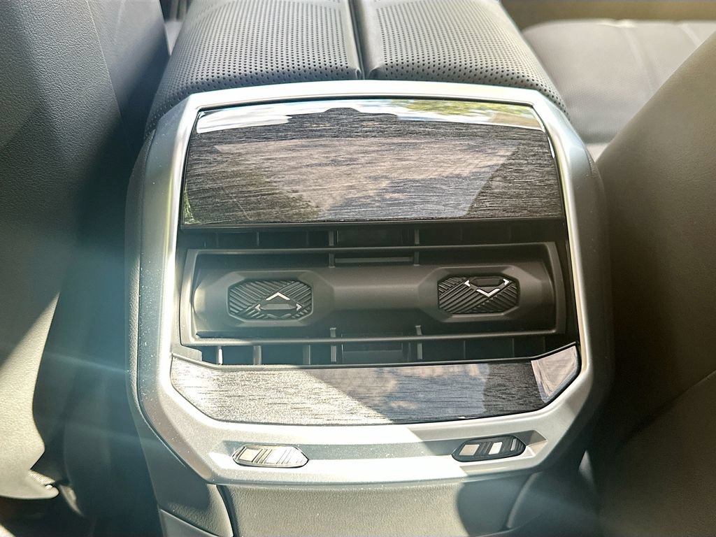 Used 2025 BMW i7 xDrive60 AWD/4WD image 28
